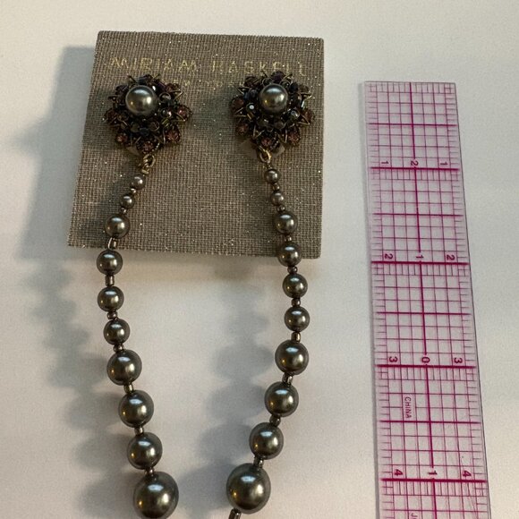 Signed Miriam Haskell gold metal, grey pearl & amethyst floral drop earrings NWT - Picture 6 of 7
